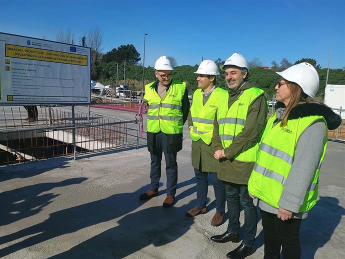 El consejero de Movilidad, Cooperación Local y Gestión de Emergencias del Principado de Asturias, Alejandro Calvo (segundo por la dcha), durante su visita a las,obras de construcción del aparcamiento disuasorio de la avenida de Portugal, en Gijón.