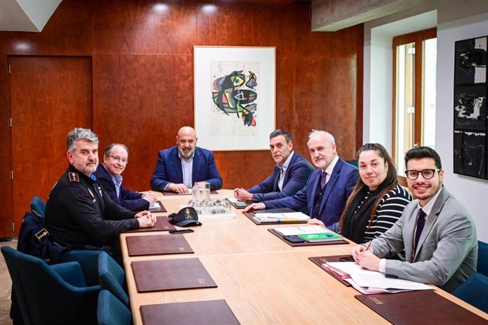 El alcalde de Palma, Jaime Martínez (c), en la reunión con la Asociación Hotelera de la Playa de Palma.