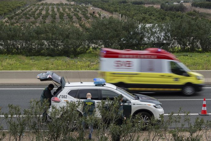 Agents de la Guàrdia Civil en el lloc on va ser trobat mort l'exalcalde de Gandia, Arturo Torró, a Xeresa, València