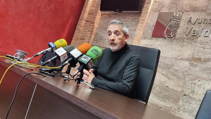 El alcalde de Valdepeñas, Jesús Martín, en rueda de prensa.