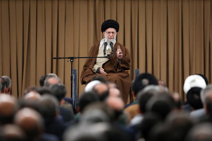 HANDOUT - 12 de fevereiro de 2025, Irã, Teerã: O líder supremo do Irã, aiatolá Ali Khamenei, discursa para a multidão durante uma reunião com personalidades e funcionários da Defesa e das Forças Armadas em Teerã. Foto: -/Líder Supremo do Irã/dpa - ATENÇÃO
