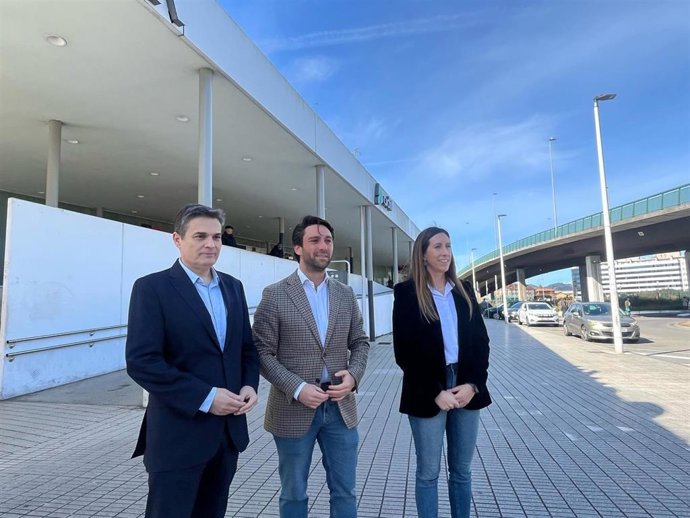Los diputados del Partido Popular de Asturias, Andrés Ruiz (centro) y Pedro de Rueda, junto a la vicealcaldesa de Gijón y concejala de Economía, Empleo, Turismo e Innovación, Ángela Pumariega, en la estación provisional de Sanz Crespo (Gijón).