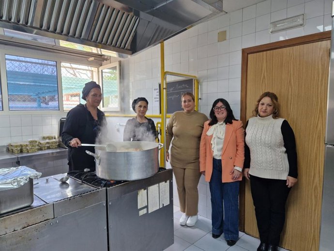 La delegada territorial de Inclusión Social, Juventud, Familias e Igualdad en Sevilla, María Luisa Cava, en  la Asociación 'Akherdi I Tromipen'.