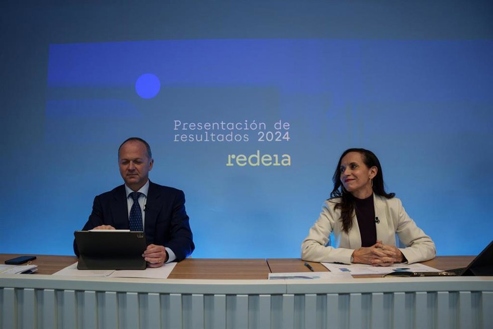 El consejero delegado de Redeia, Roberto García Merino y la presidenta de Redeia, Beatriz Corredor, durante la presentación de resultados de Redeia, a 26 de febrero de 2025, en Alcobendas, Madrid (España). Redeia obtuvo un beneficio neto de 368,4 millon