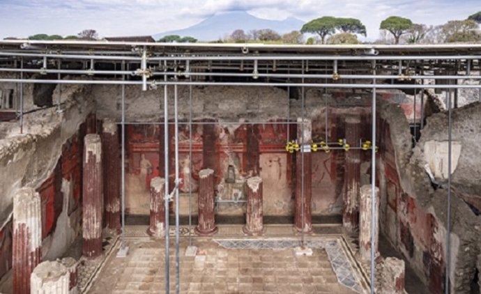 Friso desenterrado en una sala de banquetes de Pompeya