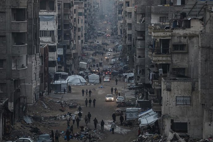 24 de fevereiro de 2025, Territórios Palestinos, Gaza: Uma visão geral da destruição enquanto os palestinos continuam sua vida diária com recursos limitados entre os escombros dos edifícios destruídos como resultado dos ataques israelenses. Aproximadament