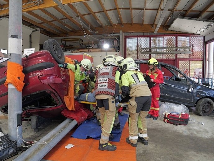 Bomberos participan en la competición anual de simulacros de rescate en accidentes de tráfico.