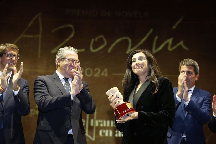 Archivo - La escritora Cristina López Barrio, galardonada con el Premio Azorín de Novela 2024 con su obra 'La tierra bajo tus pies', durante la ceremonia de entrega del Premio Azorín de Novela 2024, en el Auditorio ADDA, a 7 de marzo de 2024.