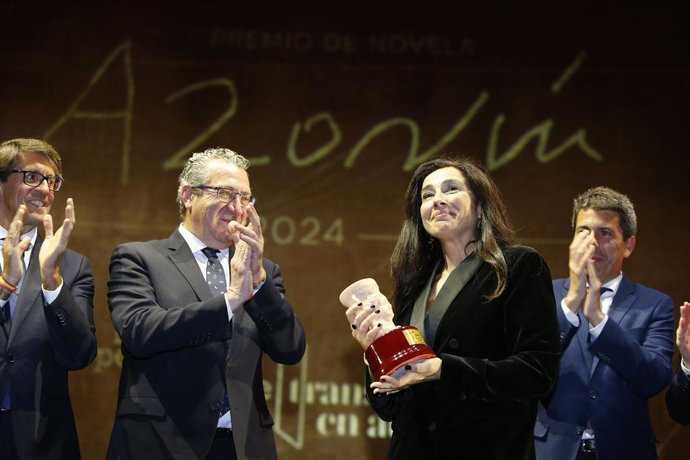 Archivo - La escritora Cristina López Barrio, galardonada con el Premio Azorín de Novela 2024 con su obra 'La tierra bajo tus pies', durante la ceremonia de entrega del Premio Azorín de Novela 2024, en el Auditorio ADDA, a 7 de marzo de 2024.