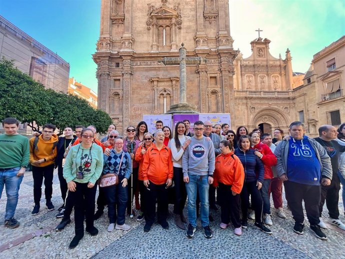 La consejera Carmen Conesa y el presidente de Cermi Murcia, Pedro Martínez, junto con beneficiarios de las actividades de ‘Activa tu ocio’