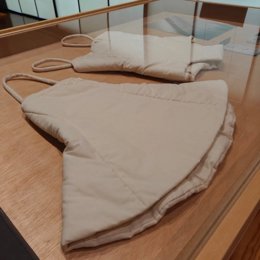 Participan el Museo del Traje. Centro de Investigación del Patrimonio Etnológico, el Museo Nacional del Romanticismo, el Museo Nacional De Artes Decorativas, el Museo de América y el Museo Arqueológico Nacional.