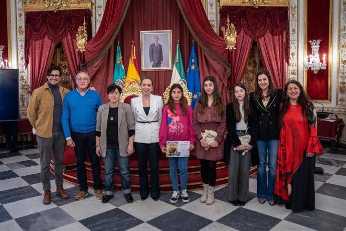 Almudena Martínez con los premiados en los 'Relatos de mi soledad'.