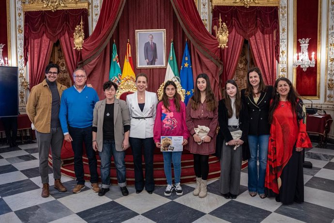 Almudena Martínez con los premiados en los 'Relatos de mi soledad'.