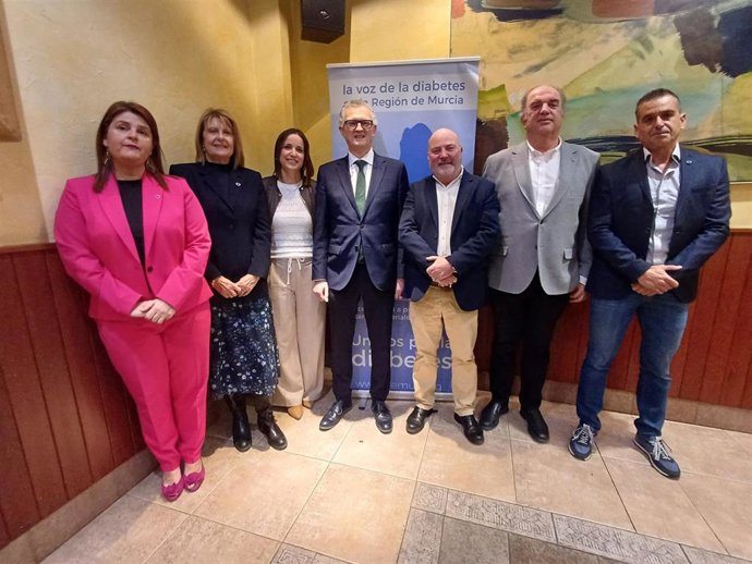 El consejero de Salud junto a los representantes de la Federación Regional Murciana de Asociaciones de Diabetes