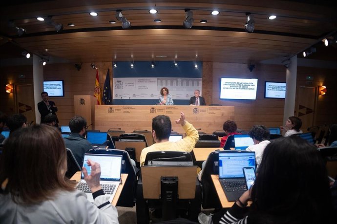 La vicepresidenta primera y ministra de Hacienda, María Jesús Montero, durante una rueda de prensa, en el Ministerio de Hacienda, a 24 de febrero de 2025, en Madrid (España). Durante su comparecencia, Montero, ha anunciado que el ministerio de Hacienda va