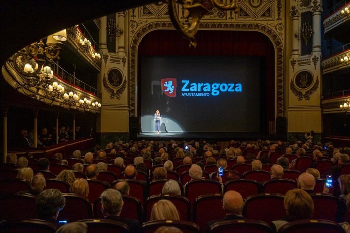 El Ayuntamiento de Zaragoza homenajea a 315 parejas por sus bodas de oro y Chueca les dice que son ejemplo de compromiso