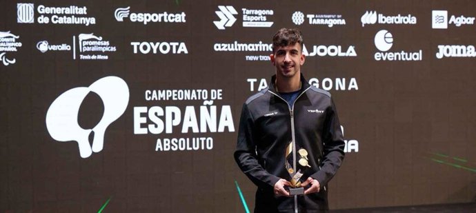 El tenista de mesa Miguel Ángel Vílchez posa con su título nacional.