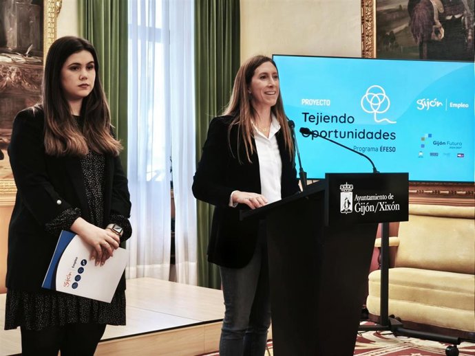 La vicealcaldesa de Gijón y concejala de Economía, Empleo, Turismo e Innovación, Ángela Pumariega, presenta el proyecto 'Tejiendo oportunidades', junto a la directora de Empleo, Carla Álvarez.