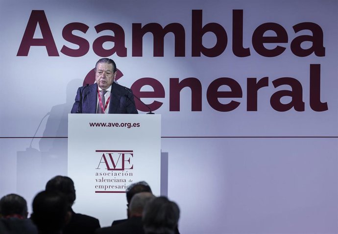 El presidente de la Asociación Valenciana de Empresarios (AVE), Vicente Boluda, interviene durante la asamblea general de la Asociación Valenciana de Empresarios (AVE), en l'Alqueria del Basket