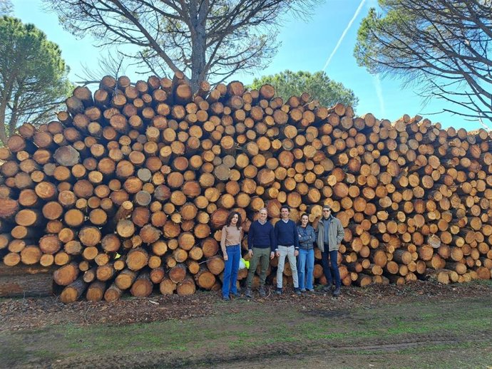 Rafael Martínez (2º izda.) en uno de los montes públicos de Villaviciosa de Córdoba donde se llevan a cabo tratamientos selvicolas preventivos.