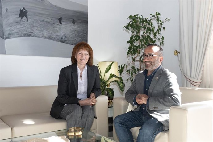 El presidente de la Diputación de Cáceres, Miguel Ángel Morales, y la nueva presidenta del Círculo Empresarial Cacereño (CEC), Ana Fernández