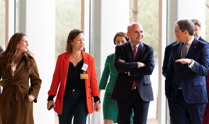 Pajín (PSOE) destaca la "lucha contra la piratería" como "reto" de la Euipo y pide "más concienciación" entre jóvenes.