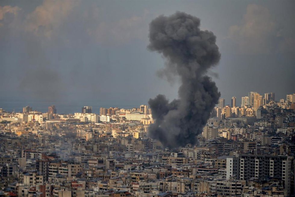 Archivo - Imagen de archivo de un bombardeo israelí contra la capital de Líbano, Beirut