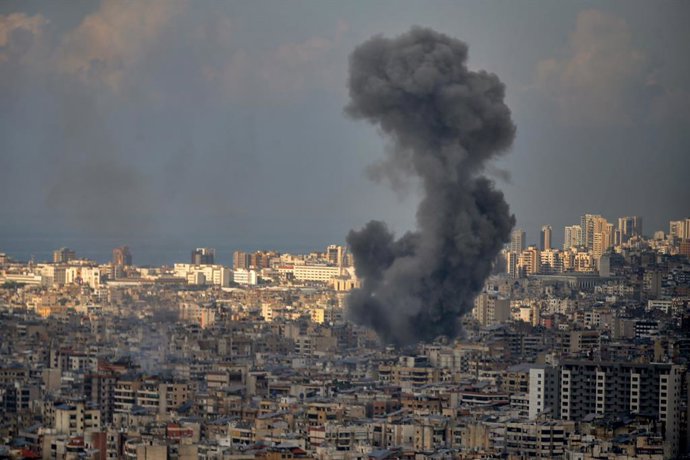 Archivo - 13 de novembro de 2024, Beirute, Beirute, Líbano: Fumaça sai do subúrbio ao sul de Beirute após um ataque aéreo israelense no bairro que é reduto do Hezbollah pró-iraniano. Os militares israelenses bombardearam os subúrbios ao sul de Beirute com