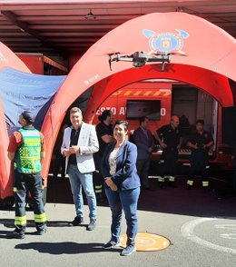 La consejera de Medio Natural del Cabildo de Tenerife, Blanca Pérez, contempla uno de los drones incorporados al Consorcio de Bomberos