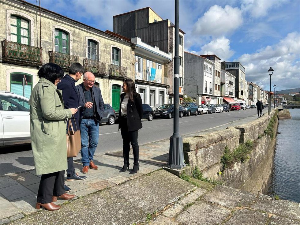 Recuperado un espacio para el público en Noia tras retirar UFD el centro de transformación aéreo del malecón