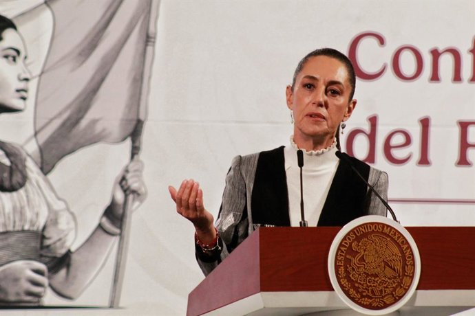 A presidente do México, Claudia Sheinbaum Pardo, falando durante uma coletiva de imprensa no Palácio Nacional, em 25 de fevereiro de 2025, na Cidade do México, México.