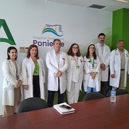 El Hospital Universitario Poniente, en El Ejido (Almería), presenta a su primera residente de Pediatría, Pilar Grima, junto a miembros del equipo médico y docente.