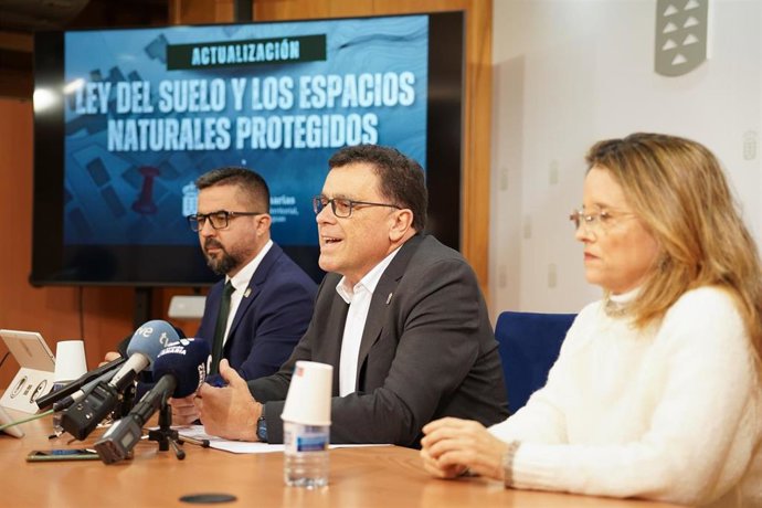 El director general de Ordenación del Territorio, Onán Cruz, el consejero de Política Territorial del Gobierno de Canarias, Manuel Miranda, y la viceconsejera de Reto Demográfico, Elena Zárate, en la presentación del borrador de la nueva Ley del Suelo