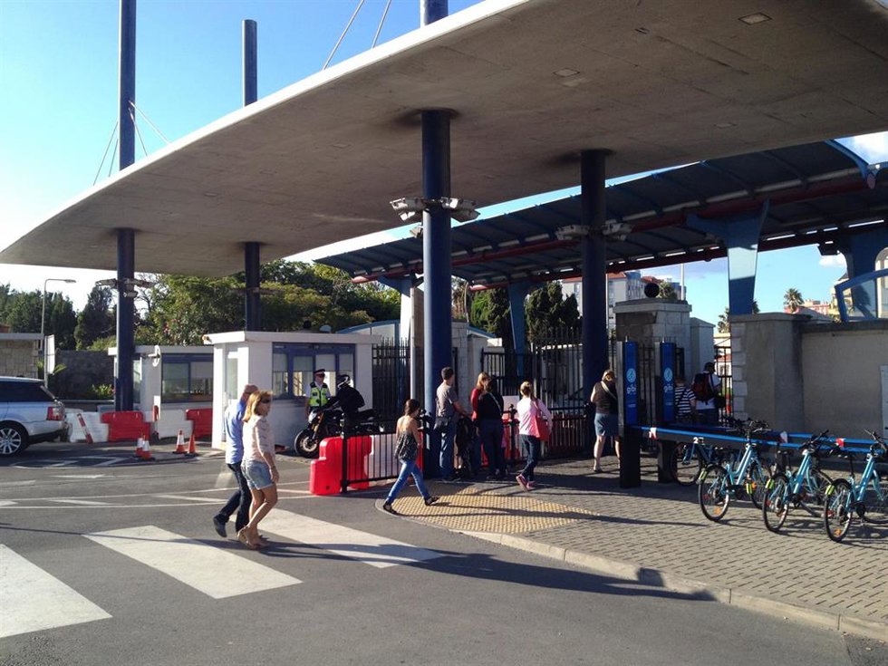Archivo - Visitantes cruzan a pie la frontera de Gibraltar