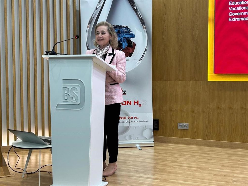 La consejera de Educación, Ciencia y Formación Profesional, María Mercedes Vaquera, en la inauguración de una planta de hidrógeno verde en Zafra