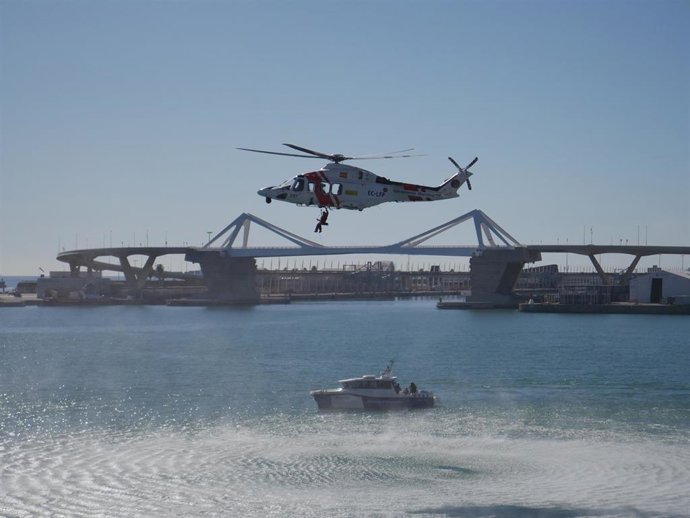 Un simulacro de salvamento marítimo en el Puerto de Barcelona