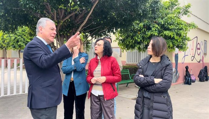 El alcalde de Sevilla, José Luis Sanz en una visita a colegios de Sevilla.