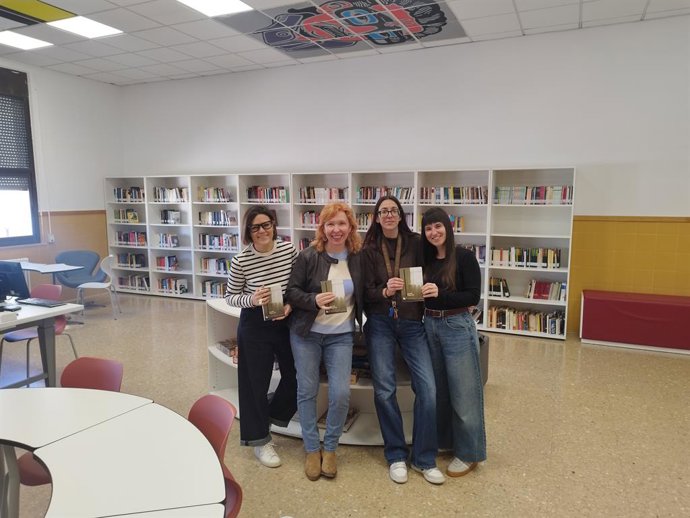 Medio centenar de alumnas y alumnos de 2º Bachillerato de Xàtiva (Valencia) ilustrarán la novela 'Entre Visillos', de Carmen Martin Gaite, en un proyecto artístico y de animación con el que los jóvenes rinde homenaje a la escritora.