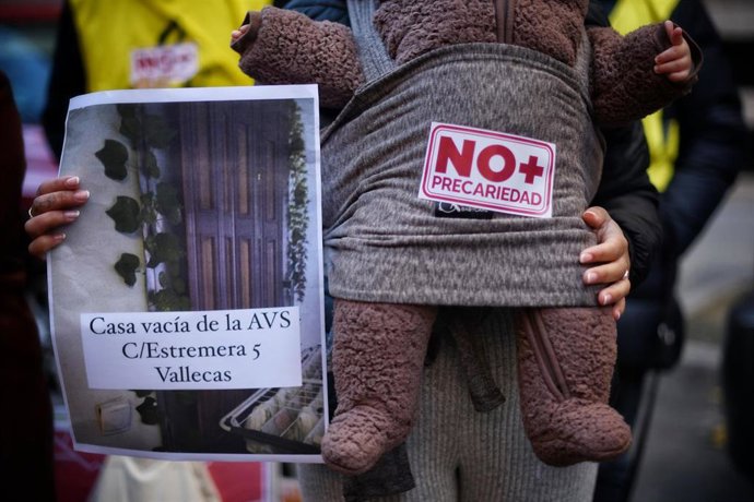 Archivo - Una mujer con un bebé durante una concentración para exigir más vivienda pública en alquiler