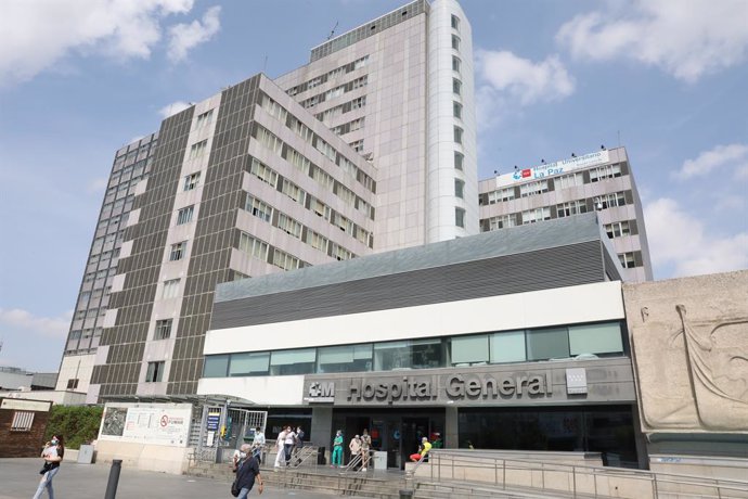 Archivo - Arquivo - Atmosfera nas proximidades da porta do Hospital La Paz em Madri, Espanha, 15 de setembro de 2020. A Comunidade de Madri inicia hoje a vacinação dos 150 participantes voluntários de Madri no ensaio clínico no hospital espanhol La Paz.