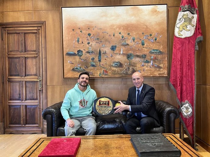 El campeón Mundial de World Fight Capoeira junto al alcalde de León