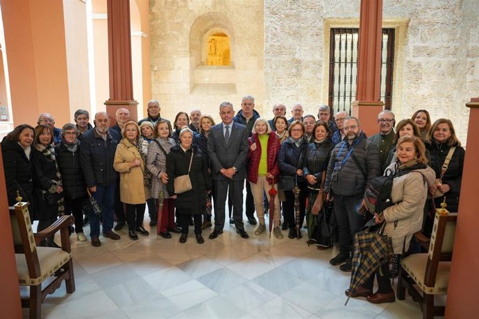 El alcalde de Sevilla recibe a un grupo de vecinos de los talleres municipales.