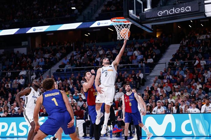 Archivo - Facundo Campazzo realiza una bandeja durante el Real Madrid-Barça de la Liga Endesa 24-25