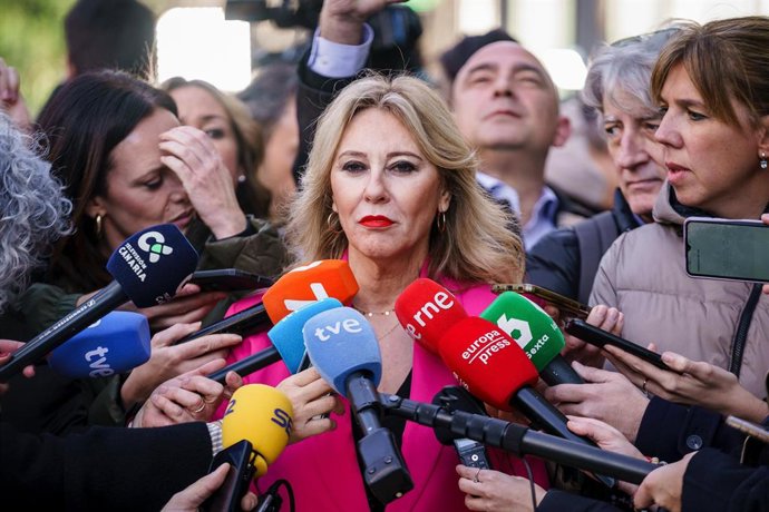 La consellera d'Economia, Hisenda i Fons Europeus de la Junta d'Andalusia, Carolina España, atén als mitjans abans de la reunió del Consell de Política Fiscal i Financera.