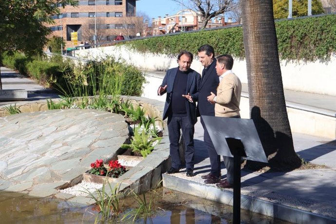 José María Bellido, Daniel García-Ibarrola y Miguel Ruiz Madruga en la fuente naturalizada junto a la Avenida de los Piconeros.