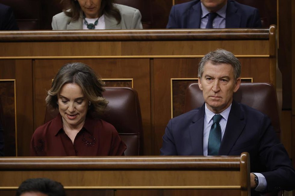La secretaria general del PP, Cuca Gamarra y el presidente del PP, Alberto Núñez Feijóo, a 26 de febrero de 2025, en Madrid (España). 