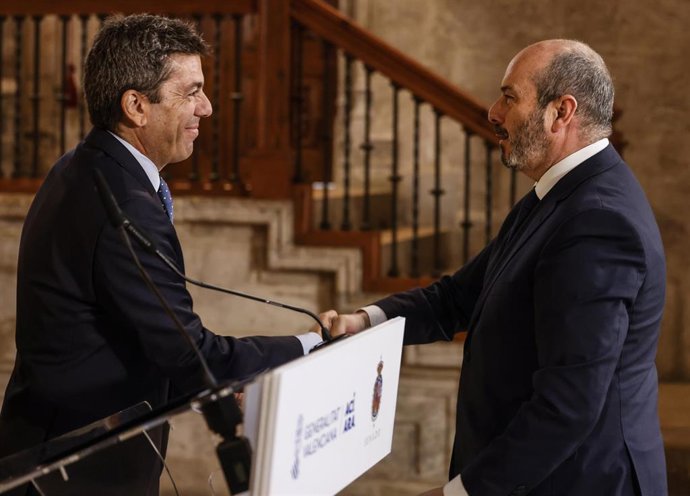 El presidente de la Generalitat Valenciana, Carlos Mazón (i), y el presidente del Senado, Pedro Rollán, en un encuentro en Valencia 