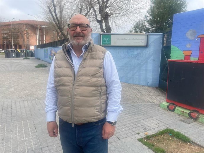 El parlamentario de Vox por Córdoba, Alejandro Hernández, ante el CEIP Antonio Gala.