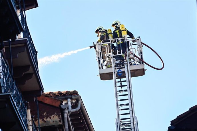 Bomberos trabajando en un incendio