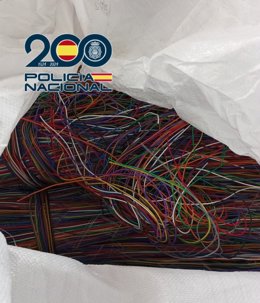 Parte de los 10.600 kilos de cable de cobre pelado hallados en un camión en Córdoba.